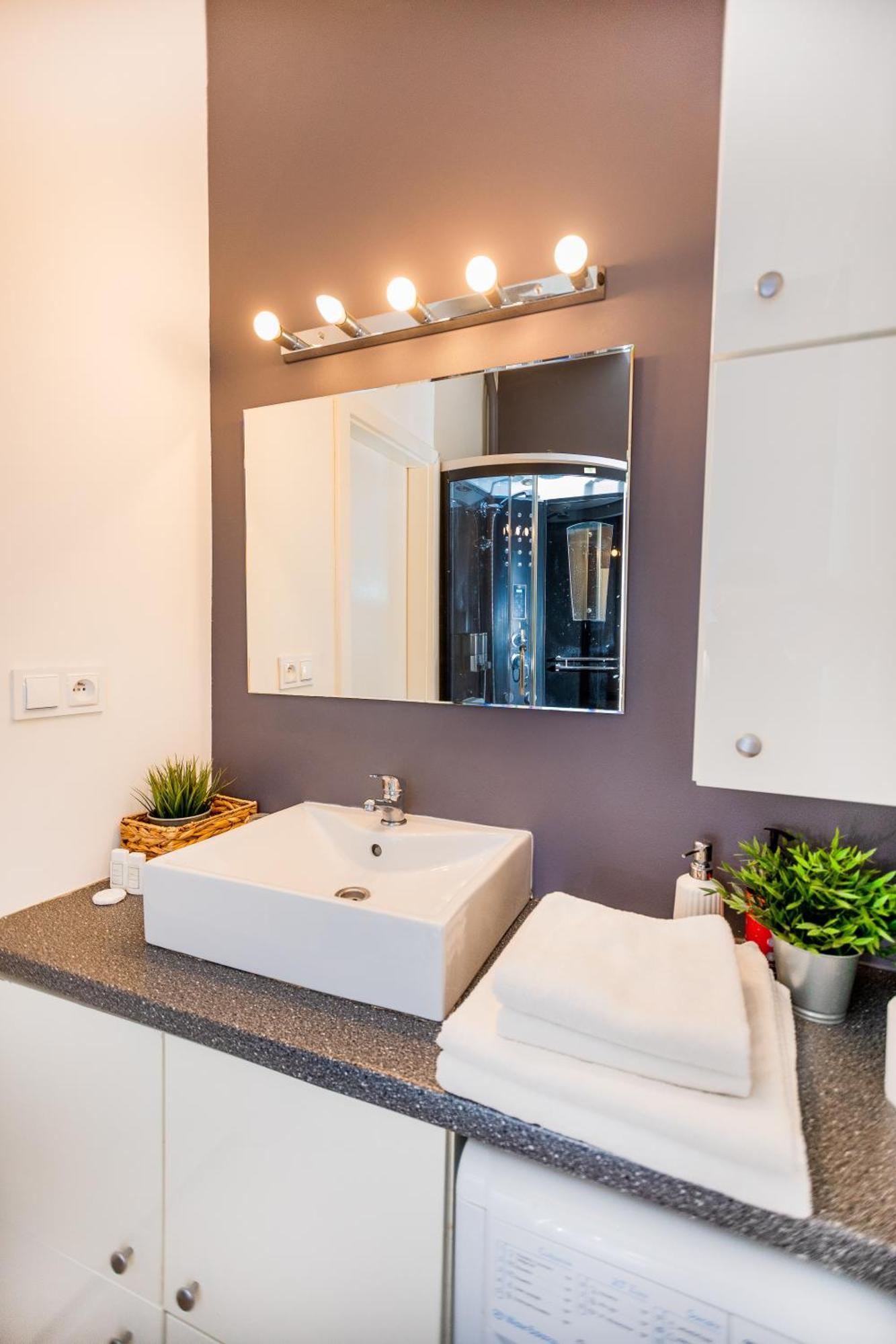 Cozy Studio Next To The Metro And City Center Varşovia Exterior foto